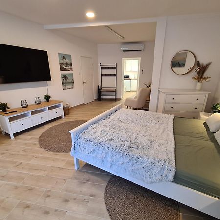 Kedves Apartman Pécs Esterno foto