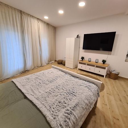 Kedves Apartman Pécs Esterno foto