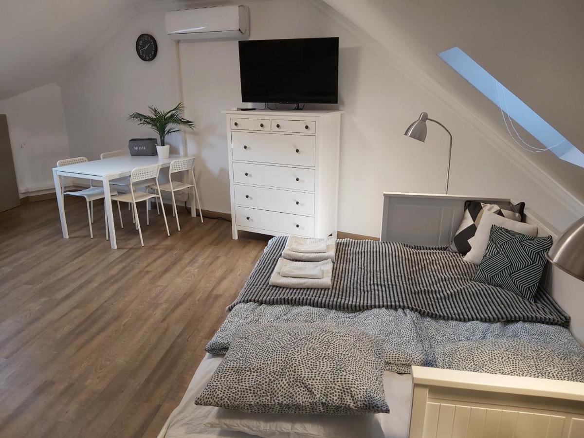 Kedves Apartman Pécs Esterno foto