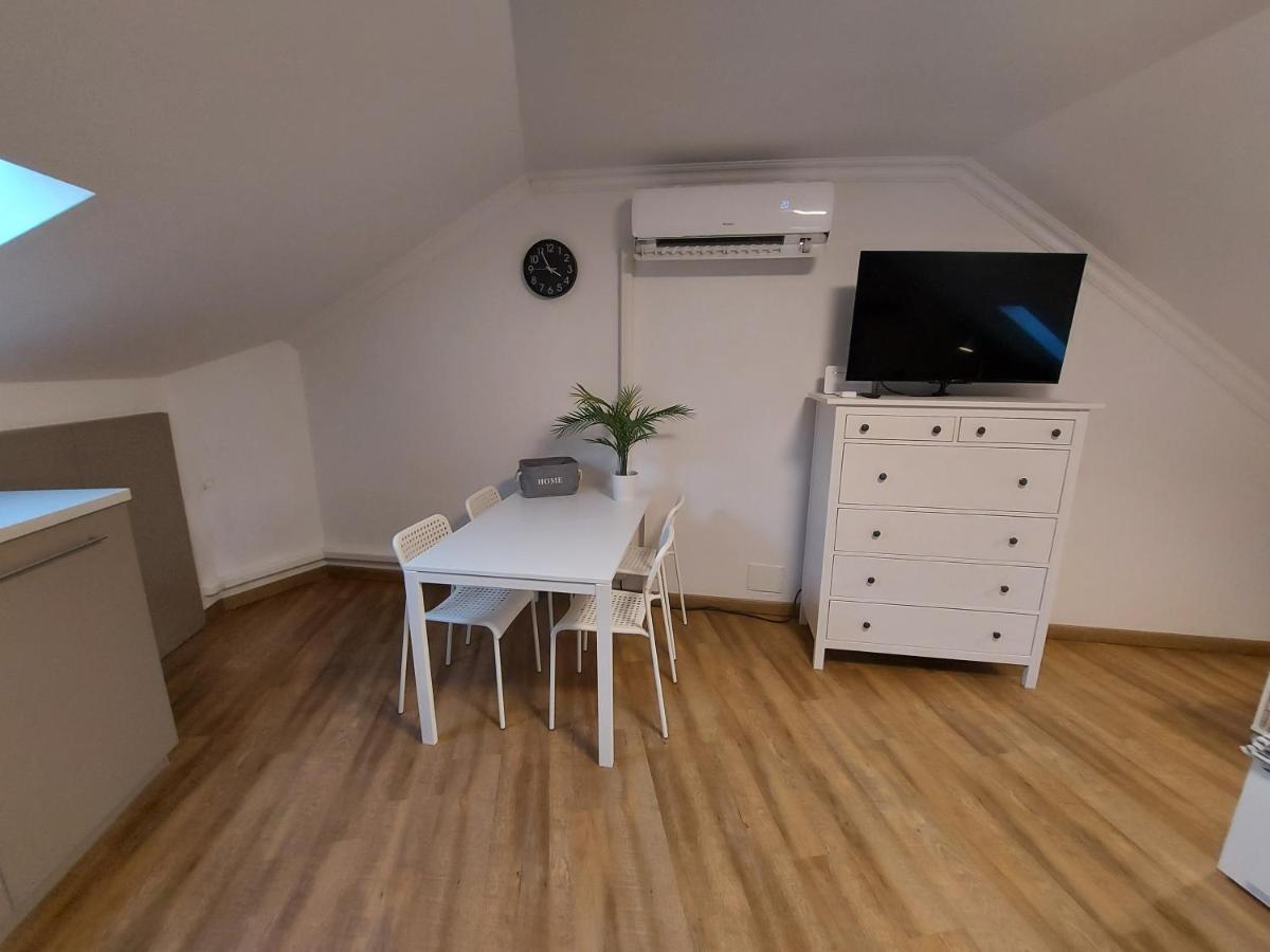 Kedves Apartman Pécs Esterno foto